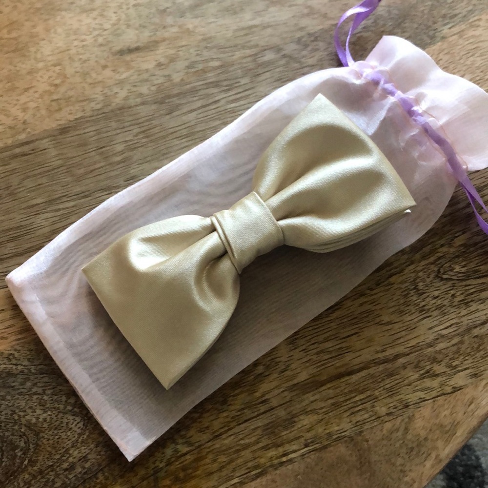 Champagne clip on bow tie